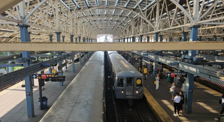 ABD'de metroda uyurken ateşe verilen kadın hayatını kaybetti