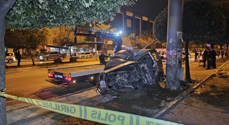 Adana'da hafif ticari araç, reklam toteminin direğine çarptı: 1 ölü, 1 yaralı