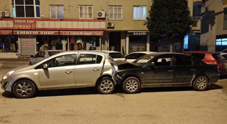 Adana'da otomobil, park halindeki 5 araca çarptı: 3 yaralı