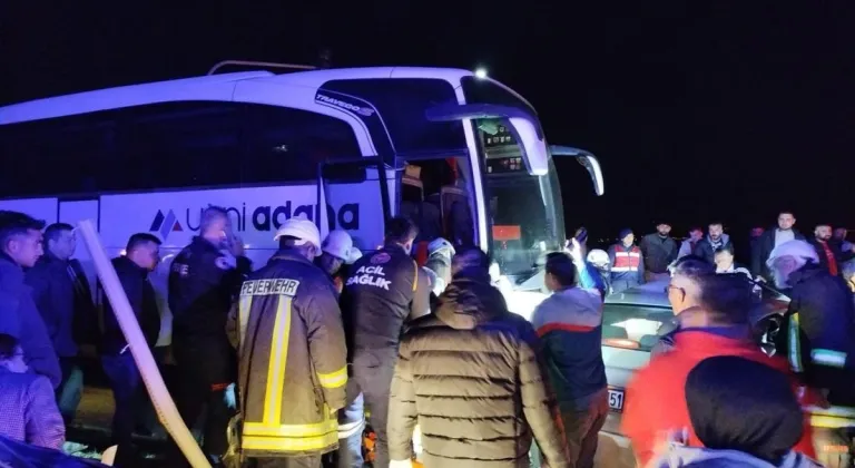 Adana'da yolcu otobüsüyle çarpışan otomobildeki karı- koca yaralandı