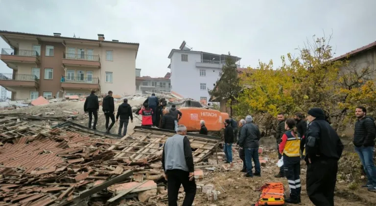 Ağır hasarlı bina çöktü; enkaz altında kalan iş makinesinin operatörü yaralandı (2)