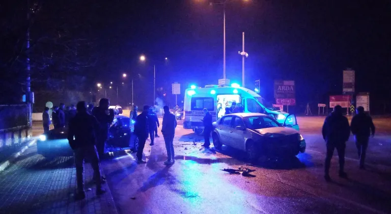 Ambulansa yol vermek isterken otomobiller çarpıştı: 4 yaralı