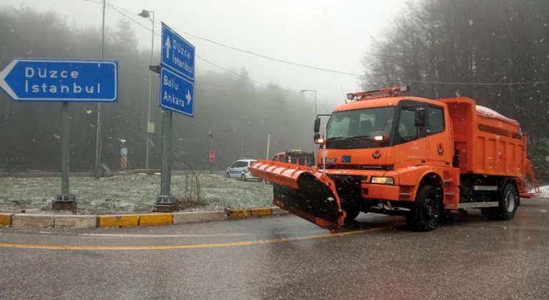 Anadolu Otoyolu'nun Bolu Dağı geçişinde kar yağışı (2)