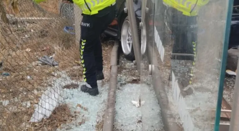 Ankara'da otomobil, otobüs durağına çarptı: 3 yaralı