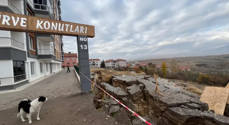 Ankara'da toprak kayması; 10 katlı bina tahliye edildi