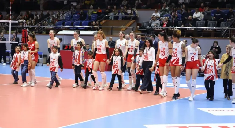 Aras Kargo Spor Kulübü, soğan torbasından file yaparak voleybol oynayan çocukları ağırladı