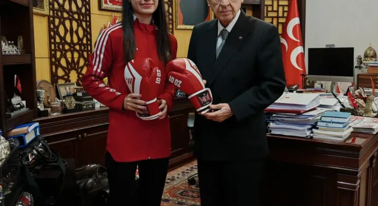 Bahçeli, milli kick boksçu Aybüke Kılınç'ı ağırladı