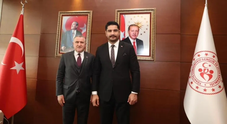 Bakan Bak, Türkiye Güreş Federasyonu Başkanı Taha Akgül’ü makamında kabul etti