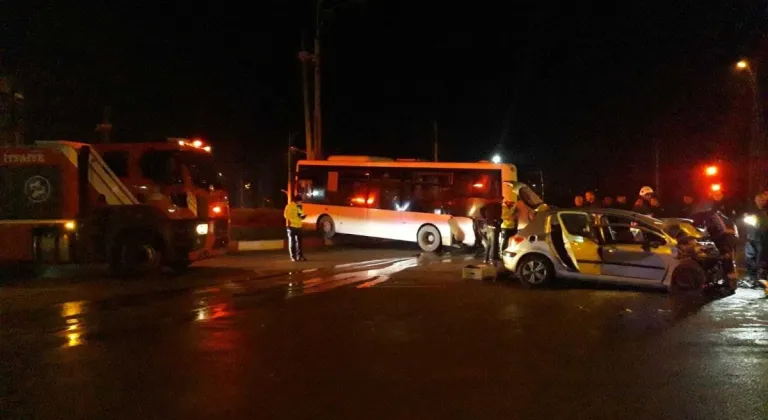 Belediye otobüsüyle çarpışan otomobilin sürücüsü öldü