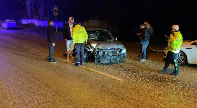 Bursa'da, refüje çarpan otomobil karşı şeride geçti: 2 yaralı