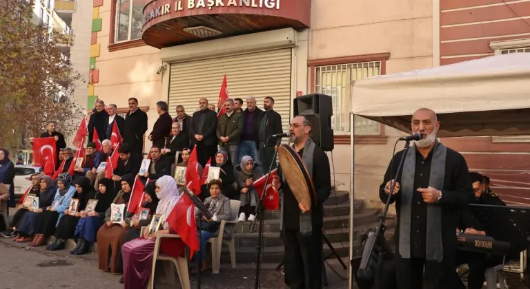 Diyarbakır’da evlat nöbeti tutan ailelere dayanışma konseri