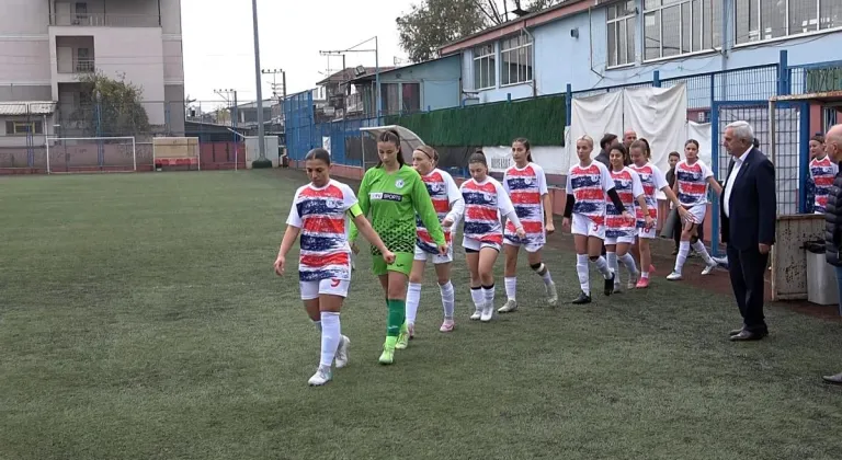 Düzce Kadın Futbol Kulübü, ilk maçında kadın ve çocuk ölümlerini protesto etti