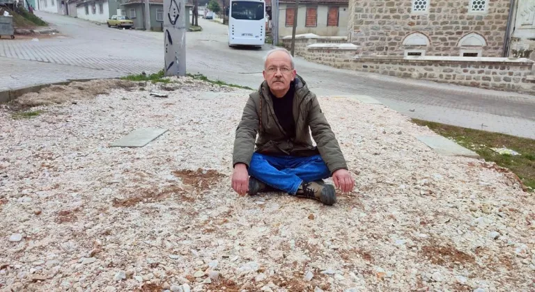 Edirne'de hizmet binası isteyen muhtar, temeli atılıp bırakılan alanda oturma eylemi yaptı