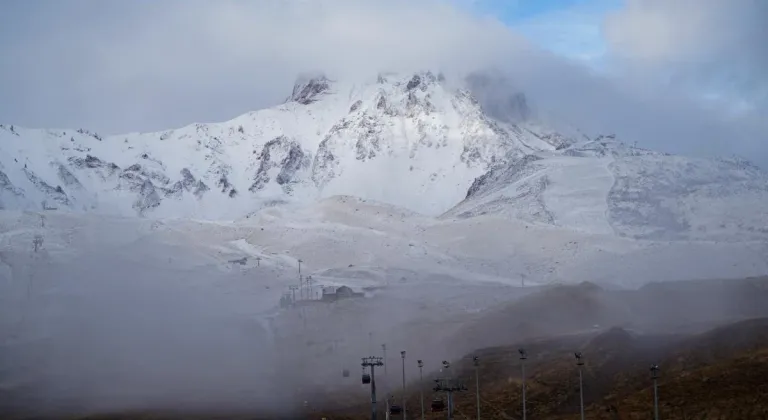 Erciyes Dağı'na kar yağdı