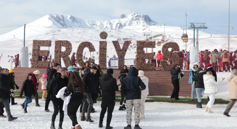 Erciyes Kayak Merkezi'nde hafta sonu yoğunluğu