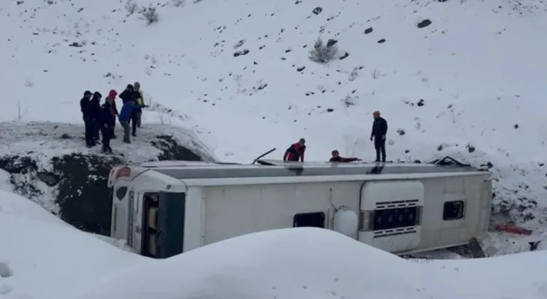 Erzincan'da yolcu otobüsü, şarampole yuvarlandı