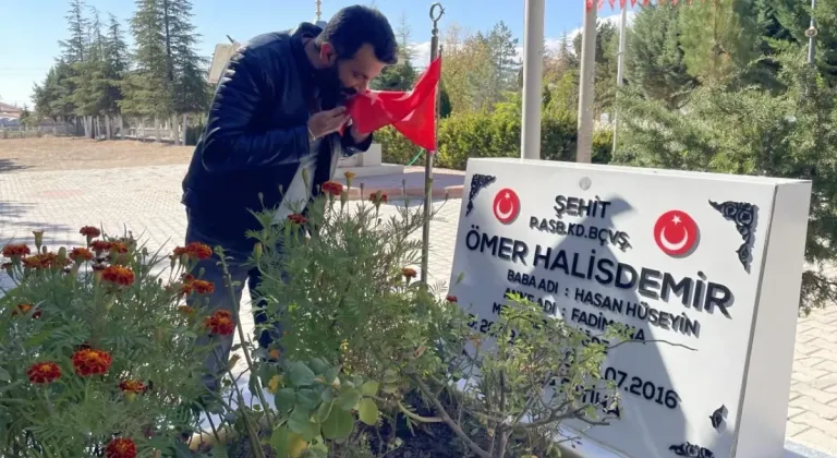 FETÖ elebaşının ölümü sonrası vatandaşlar Şehit Ömer Halisdemir'in kabrine akın etti