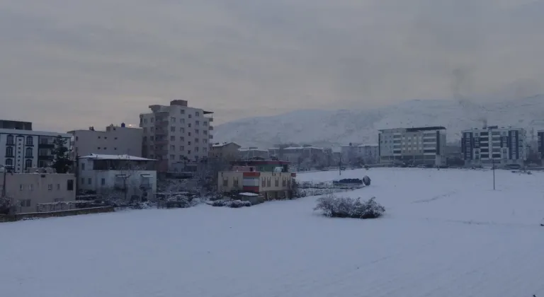 Gercüş, kar yağışıyla beyaza büründü