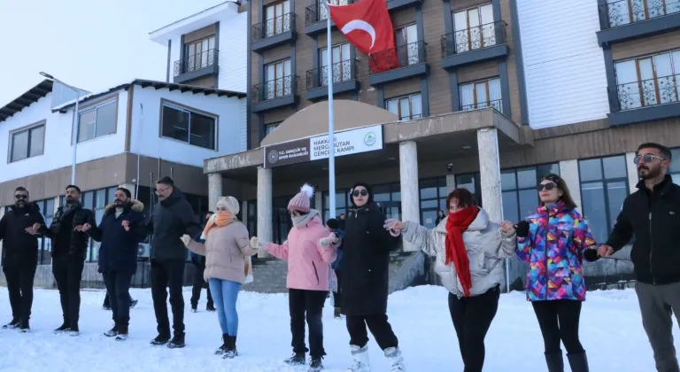 Hakkari'de kayak sezonu halaylarla açıldı