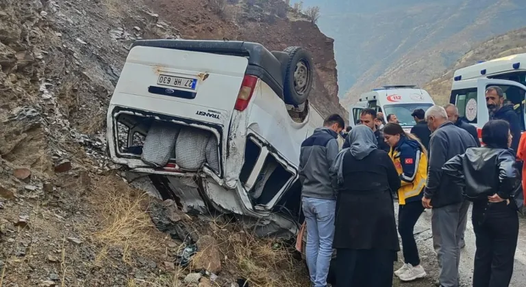 Hakkari'de minibüs takla attı; 4 yaralı