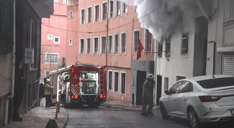 Beyoğlu’ndaki yangında dumandan etkilenen kedi kalp masajıyla kurtarıldı