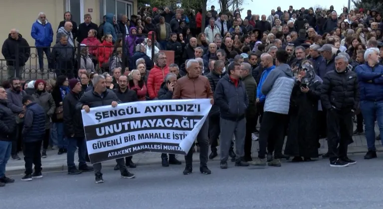 İstanbul-Küçükçekmece'de kazada hayatını kaybeden hemşirenin yakınları olay yerine karanfil bıraktı