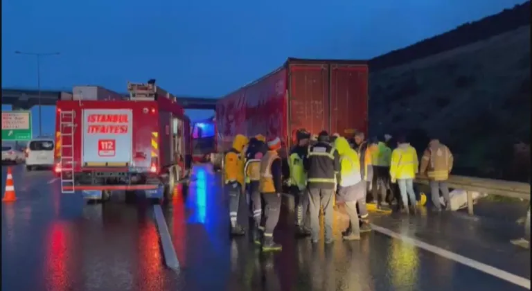 İstanbul - Kuzey Marmara Otoyolu'nda otomobil, emniyet şeridinde duran TIR'a çarptı: 1 ölü