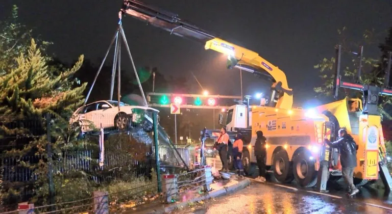 İstanbul-Sarıyer’de virajı alamayan otomobil şarampole uçtu 