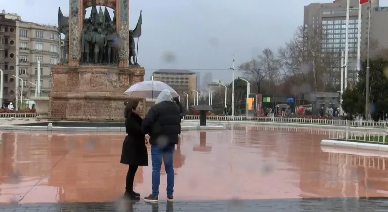 İstanbul- Taksim'de sağanak ve rüzgar etkili oluyor