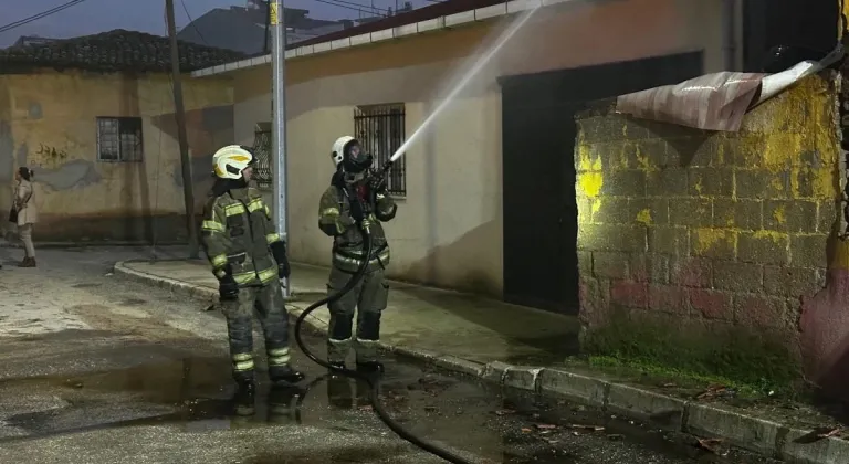 İzmir'de ikinci yangın faciasından dönüldü; ev yangınında mahsur kalan 6 çocuğu mahalleli kurtardı