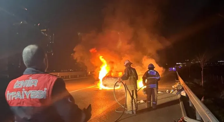 İzmir'de yeni yılın ilk dakikalarında otomobili alev alev yandı