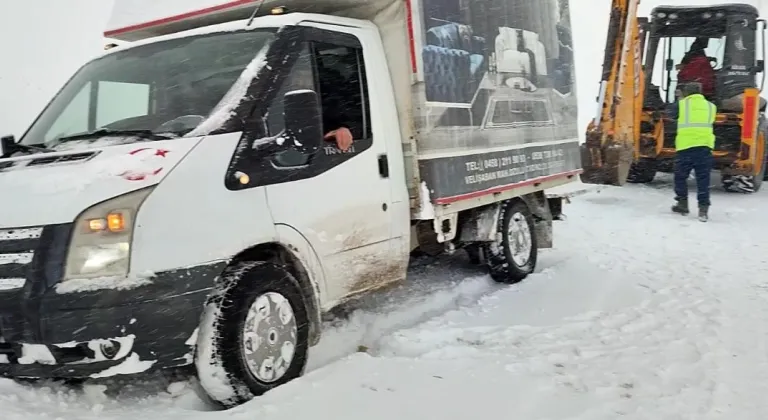 Kar nedeniyle yolda kalan kamyonet, iş makinesiyle kurtarıldı