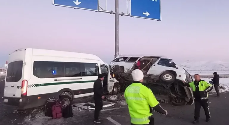 Kars’ta iki minibüs çarpıştı: 27 yaralı