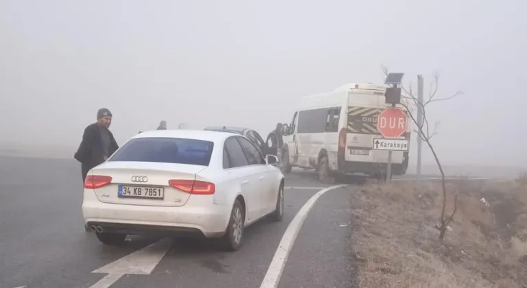 Kayseri'de servis minibüsü ile otomobil çarpıştı; 5'i öğrenci, 10 yaralı