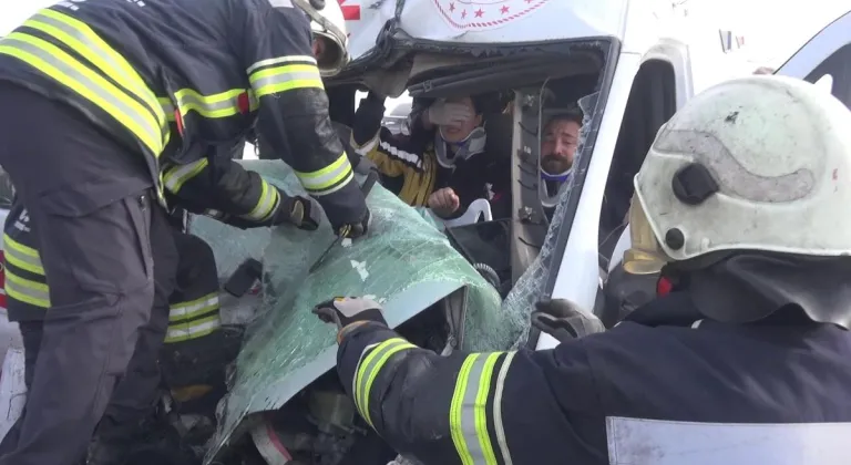 Kaza ihbarına giden ambulans, TIR'a çarptı; 3 sağlık görevlisi yaralı / Ek fotoğraflar