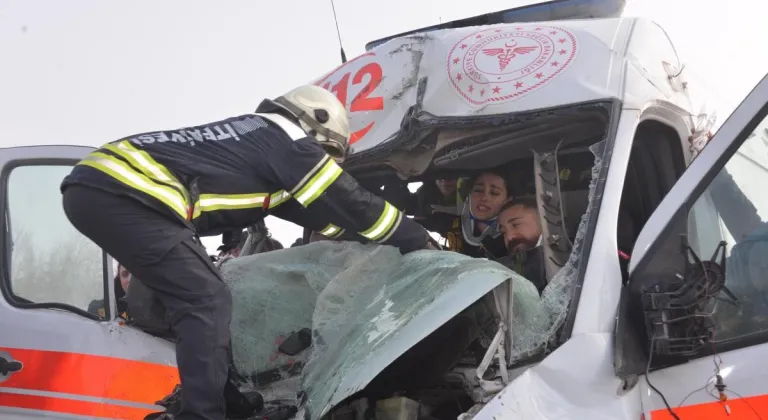 Kaza ihbarına giden ambulans, TIR'a çarptı; 3 sağlık görevlisi yaralı