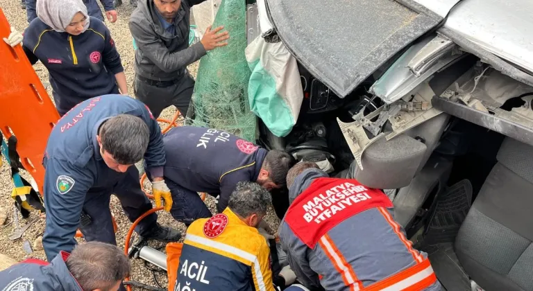 Malatya'da otomobil şarampole devrildi: 4 yaralı 