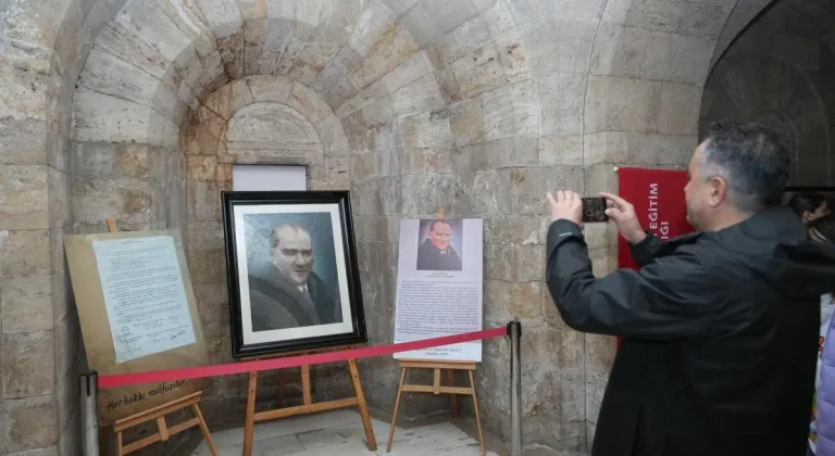 MEB: Tarihi Atatürk portresi, Anıtkabir'de yoğun ilgi gördü