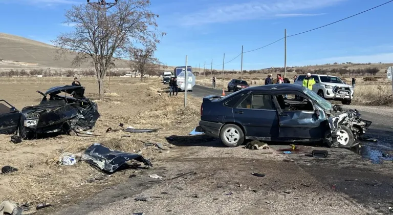 Nevşehir'de otomobiller çarpıştı; baba ile oğlu öldü, 4 yaralı