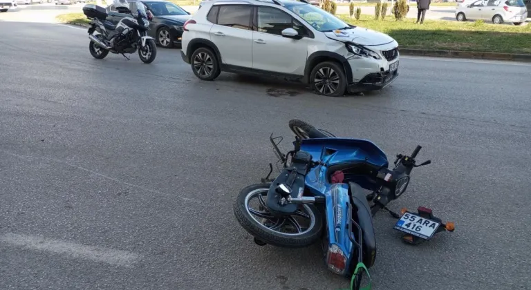 Otomobil ile çarpışan motosikletin sürücüsü öldü; kaza anı kamerada