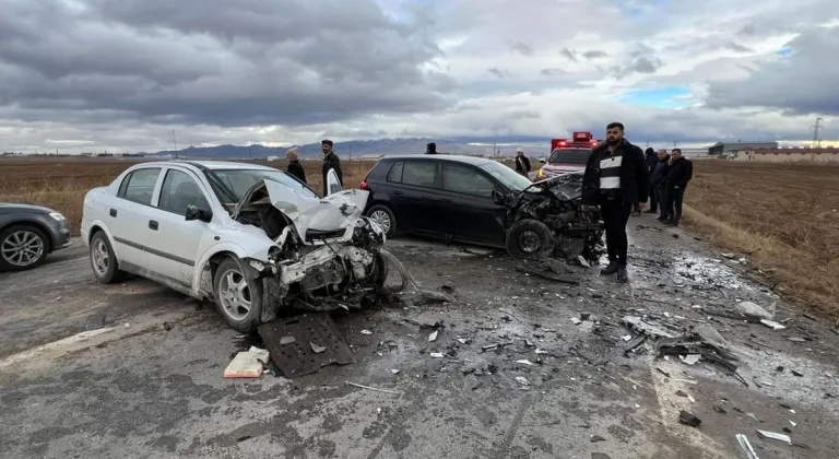 Otomobiller kafa kafaya çarpıştı; karı- koca öldü, 3 kişi yaralandı