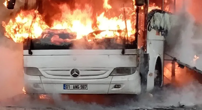 Otoyolda yolcu otobüsü alev alev yandı