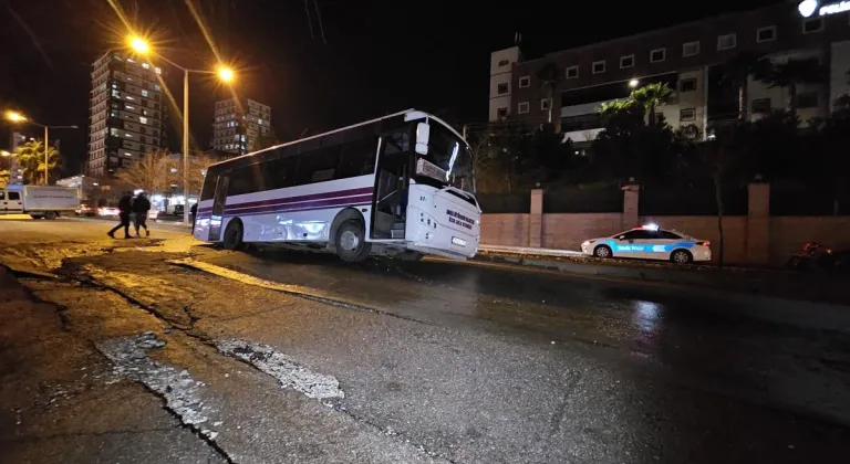 Özel halk otobüsü, su borusunun patlamasıyla oluşan göçüğe düştü