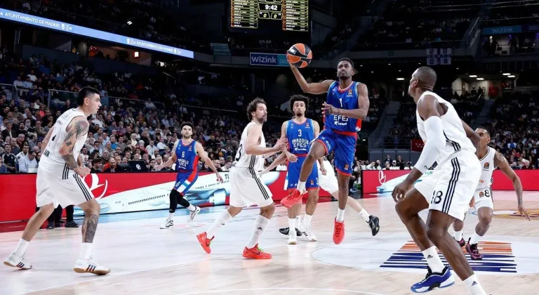 Real Madrid - Anadolu Efes: 64-74