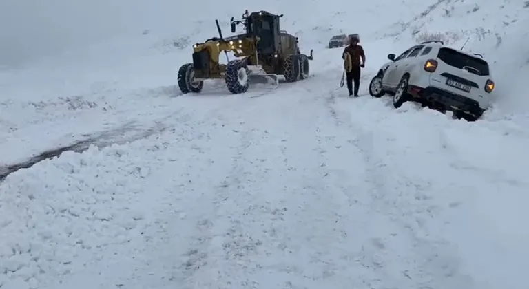 Siirt’te, kar nedeniyle yolu kapanan yollar açıldı