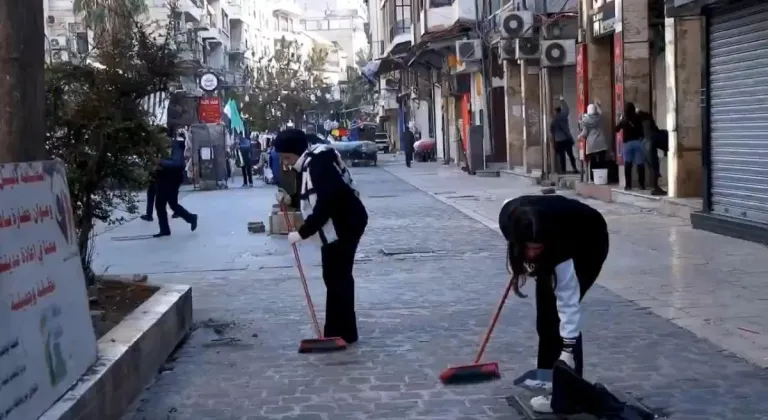 Suriye'nin başkenti Şam'da gönüllüler sokakları temizledi