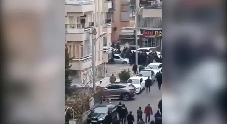 Taziye evinde çıkıp sokağa taşan bıçaklı kavga kamerada; 2 yaralı