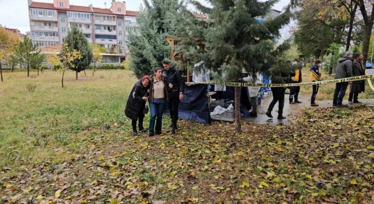 Tedavi için hastaneye giderken parkta öldü