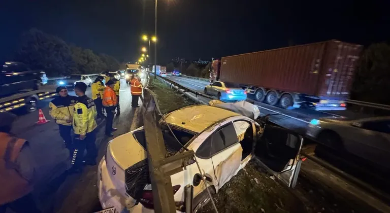 TEM'de otomobil refüjde iki bariyer arasında sıkıştı: 1 yaralı