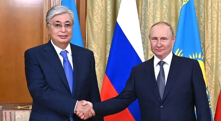  Tokayev ve Putin, Aktau'daki uçak kazasını görüştü